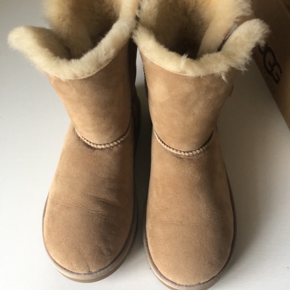 UGG Bailey Button Short Boots (Size: Big Kids 5) - Picture 4 of 17